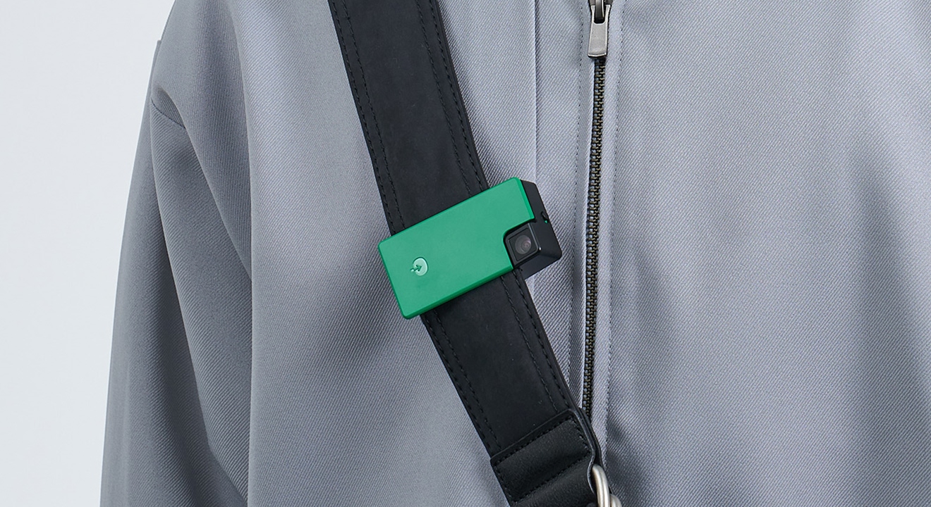 Saveclip をバッグのショルダー部分に装着する様子。