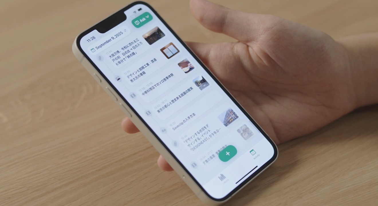 Savespace アプリを開いて、時系列にまとまった思い出を確認する様子。