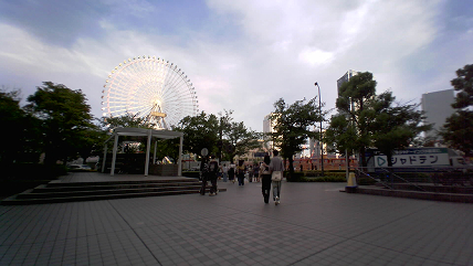 Saveclip をつけて遊園地に行っている様子。