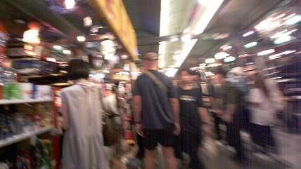 Saveclip をつけて商店街を歩いている様子。