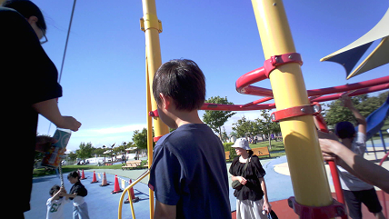 Saveclip をつけて公園の遊具で遊んでいる様子。