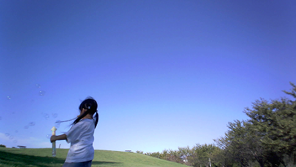 Saveclip をつけて広場で遊んでいる様子。