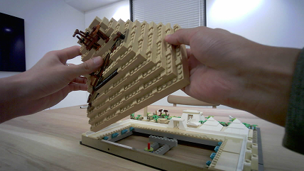 Saveclip をつけてブロックを組み立てている様子。