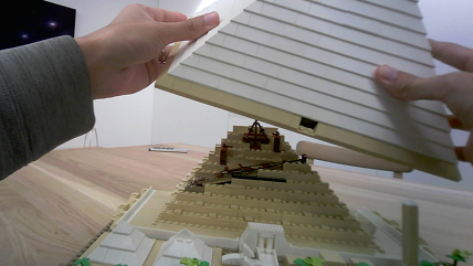 Saveclip をつけてブロックを組み立てている様子。