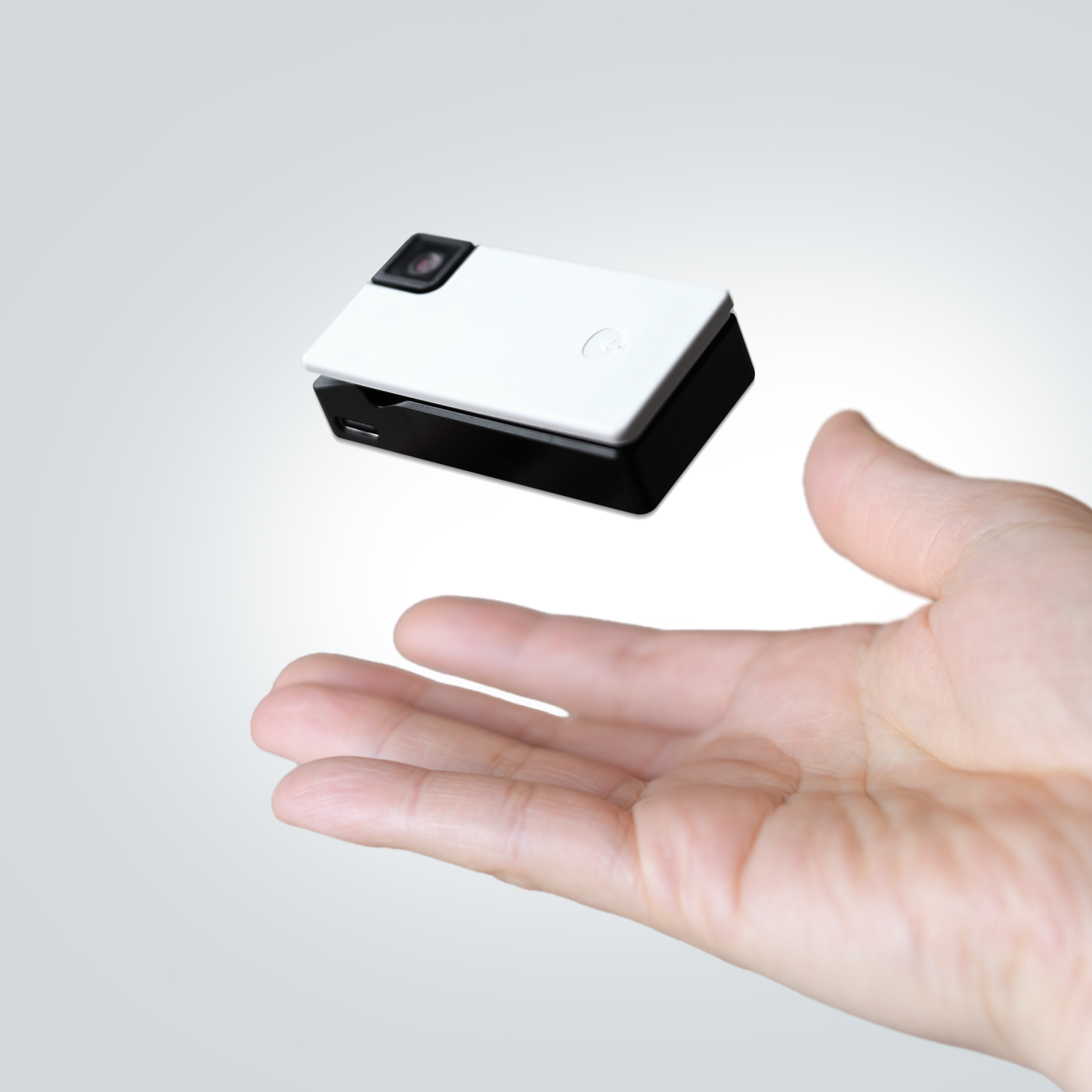 Saveclip held to show its lightweight body.